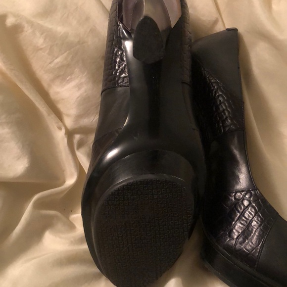 BCBG black leather heels. - Picture 5 of 6